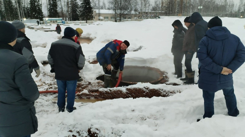 При уборке снега в Нововятске повредили теплосеть