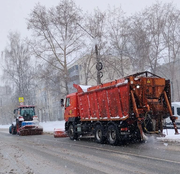 Из-за апрельского снегопада в Кирове снова пришлось переоборудовать дорожную технику
