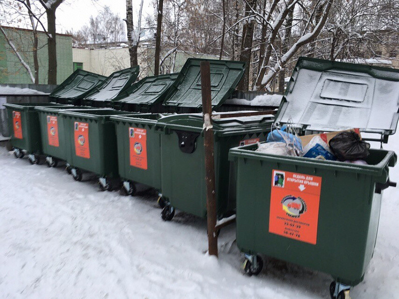 На контейнеры в Кирове начали устанавливать педали