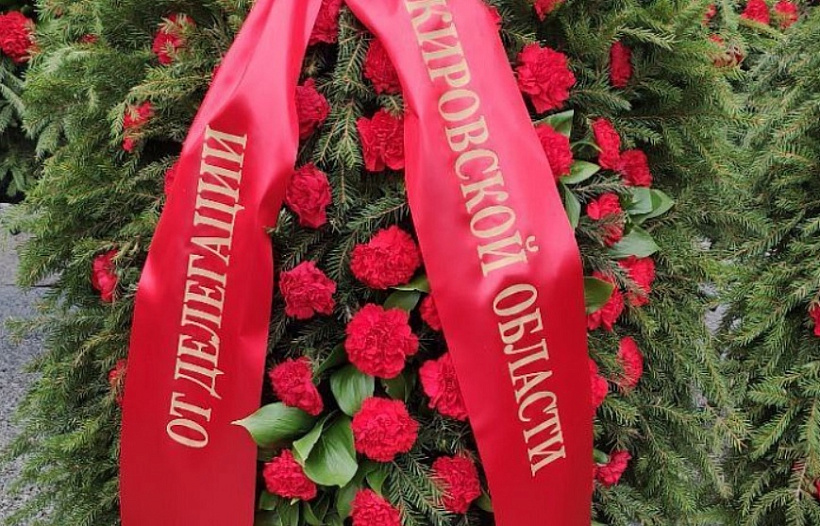 Александр Соколов в честь 80-летия снятия блокады Ленинграда возложил цветы на Пискаревском кладбище