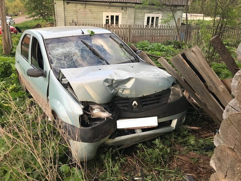 В Кировской области пьяная женщина врезалась на машине в жилой дом
