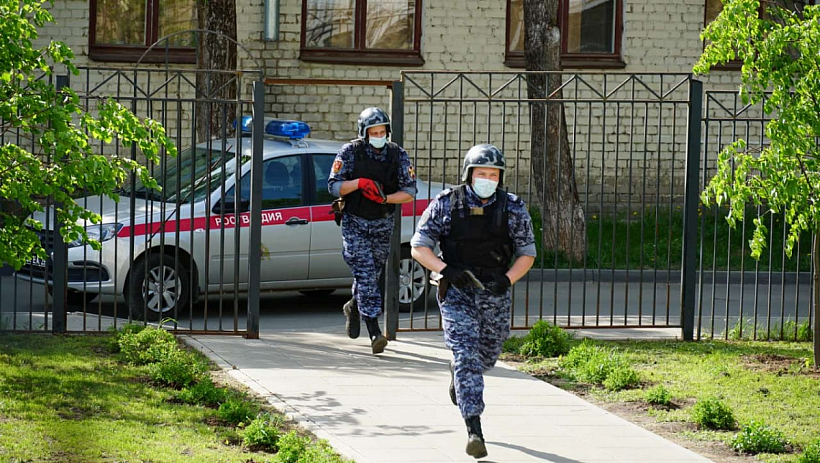 Школу №51 в Кирове проверили росгвардейцы