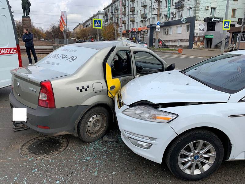 Трое кировских подростков пострадали в такси