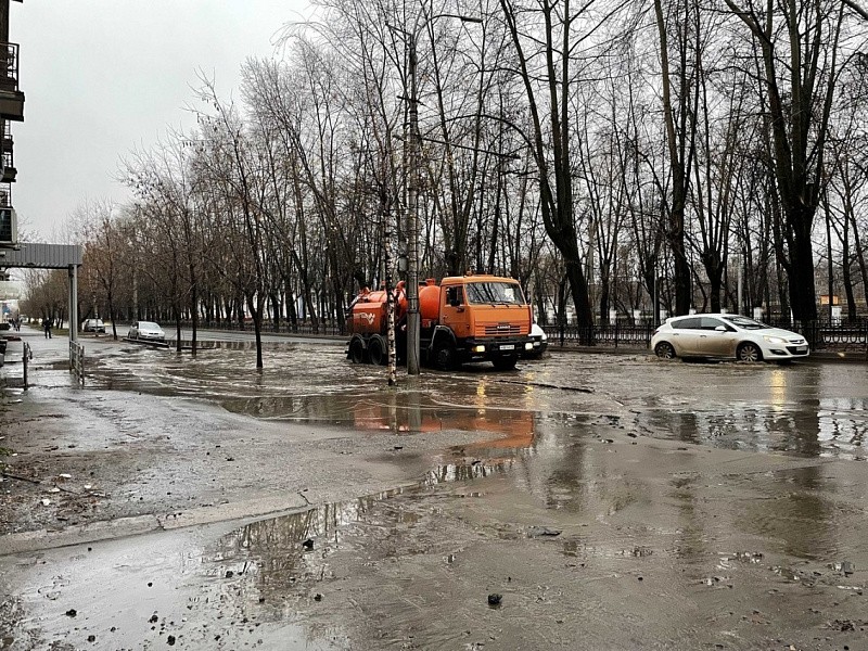 Власти Кирова не могут справиться с лужей у танка