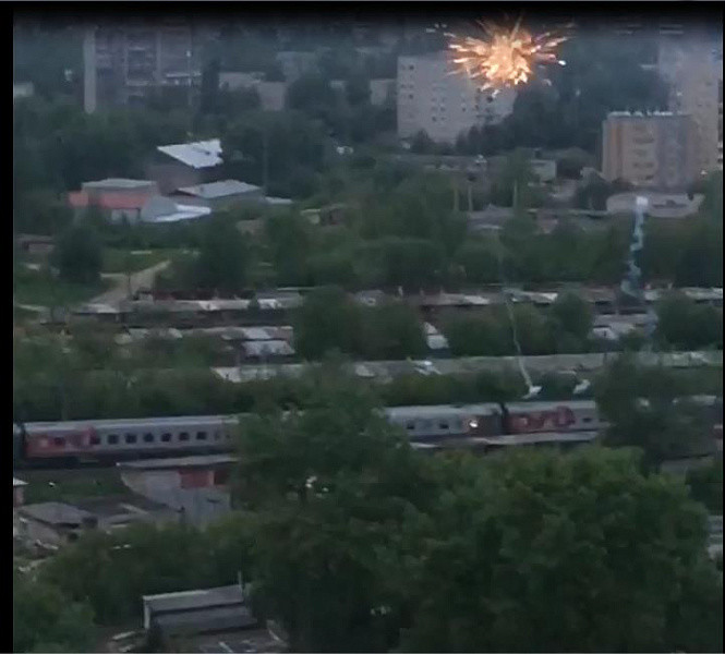 В Кирове молодой человек запустил фейерверк на крыше движущегося поезда