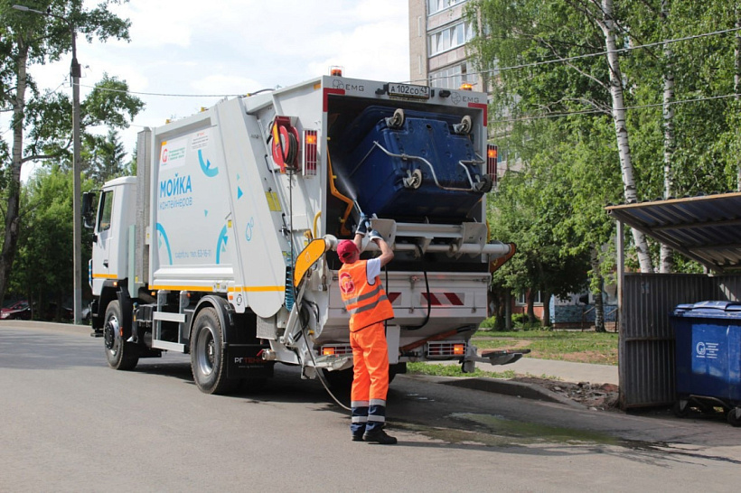 Контейнеромоечная машина продолжает активную работу в новом сезоне в Кирове