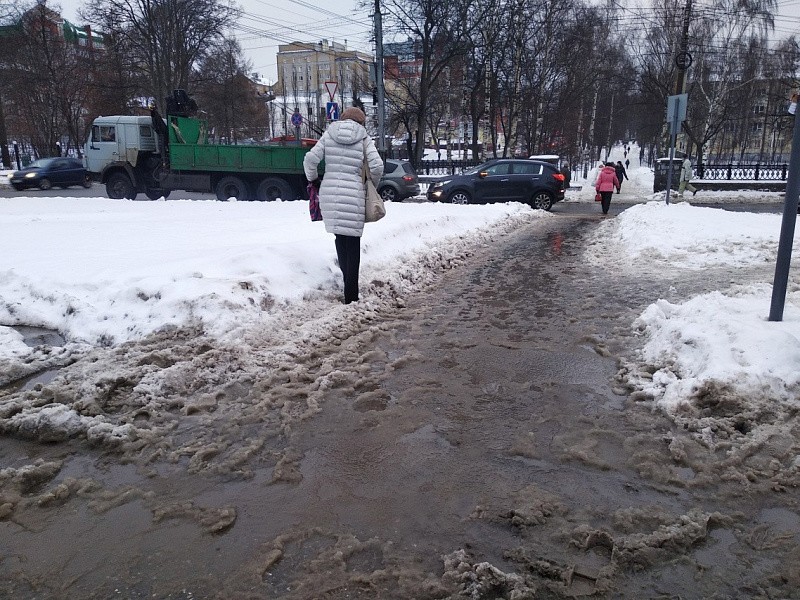 В Кирове резко возросло число жалоб на плохую уборку тротуаров и дорог
