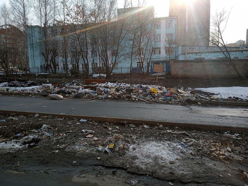Кировчане жалуются на свалку возле детской поликлиники