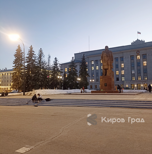 Почему площадки у памятников в Кирове закрывают для любителей трюков