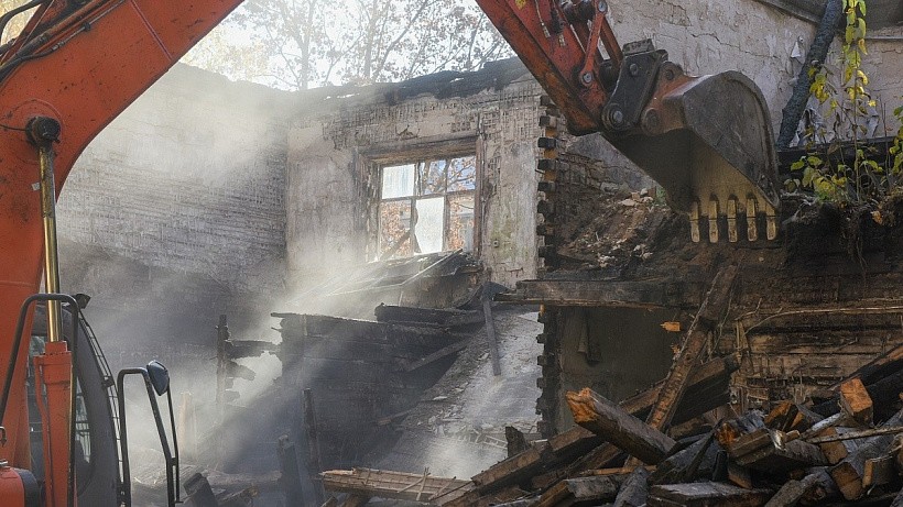 В Кирове в районе облбольницы сносят деревянный дом