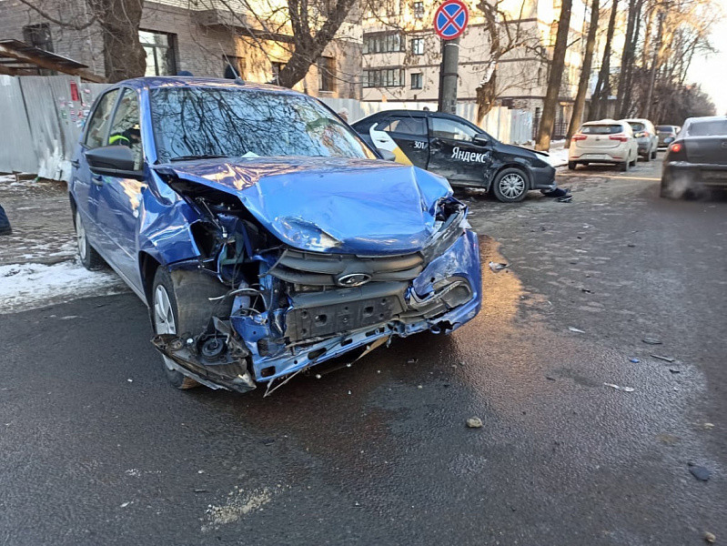 В ДТП с участием такси на улице К.Либкнехта пострадали 3 человека