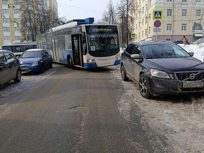 Припаркованные машины мешают проезду автобусов и троллейбусов в Кирове