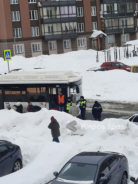 Автобус сбил 18-летнюю девушку в Кирове