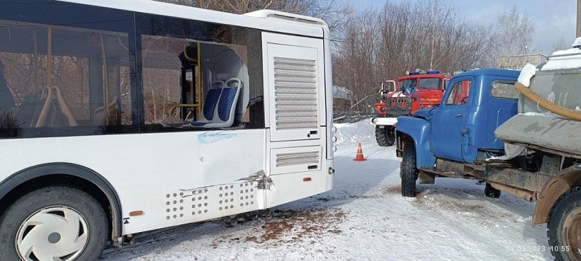 В Кировской области во время ДТП из окна автобуса выпала пассажирка