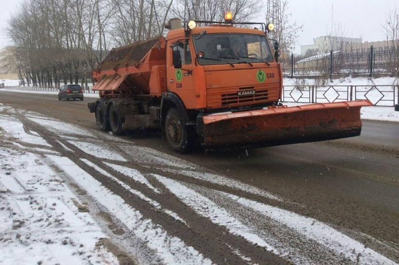 Машины, мешающие уборке снега, эвакуируют с улиц Кирова