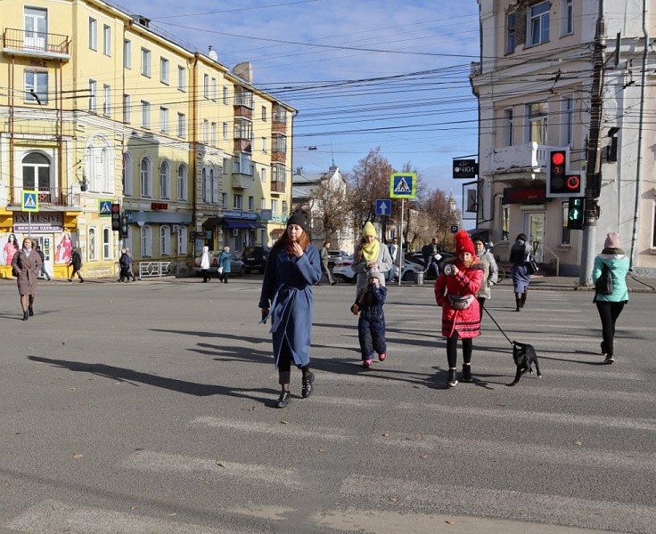 В Кирове люди переходят дорогу на красный из-за сбоя в светофорах