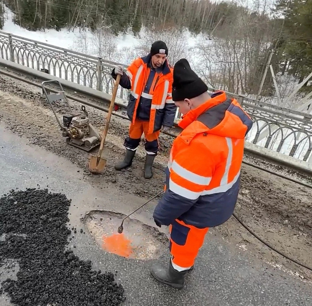 На региональных дорогах продолжается ямочный ремонт