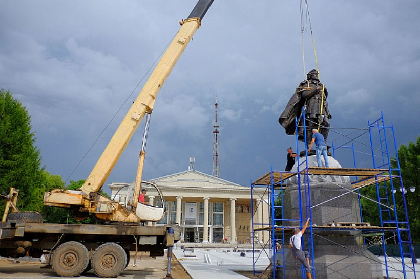 В Кирове началась установка памятника Александру Невскому