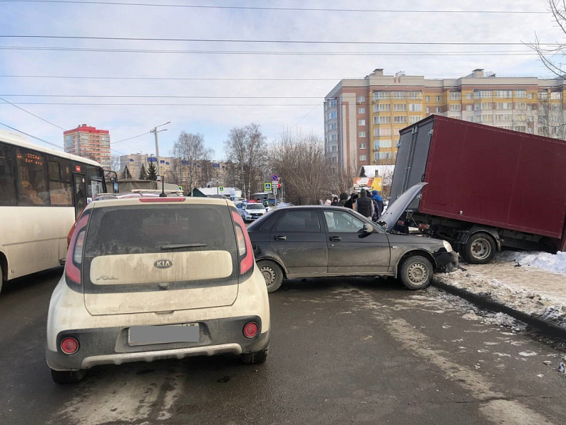 ДТП с шестью машинами произошло в Кирове