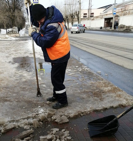 В Кирове подрядчикам поручили вычистить тротуары до асфальта