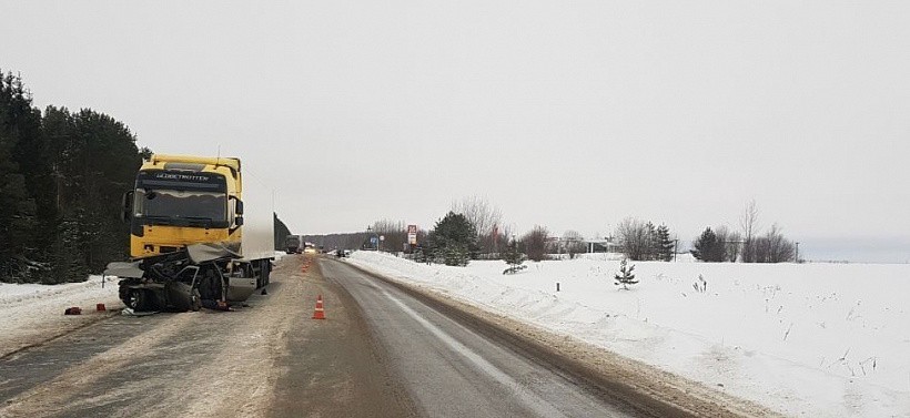 2 человека погибли в ДТП с грузовиком в Кировской области