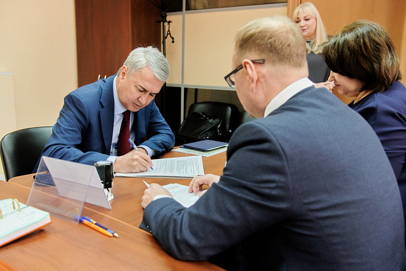 Рахим Азимов сдал документы на участие в предварительном голосовании