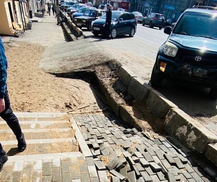 В Кирове дождям смыло новую брусчатку на Ленина
