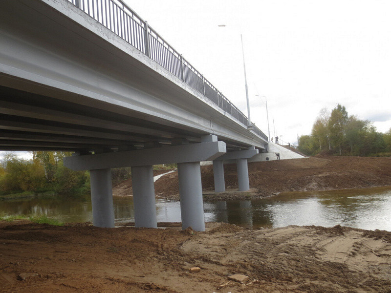 В Юрьянском районе отремонтировали мост через реку