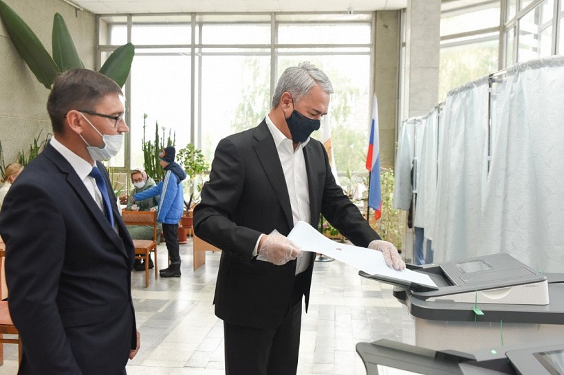 Рахим Азимов принял участие в голосовании
