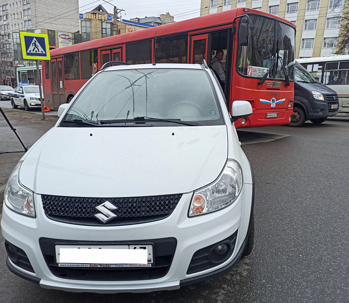 В центре Кирова в ДТП с автобусом пострадали женщина и ребенок