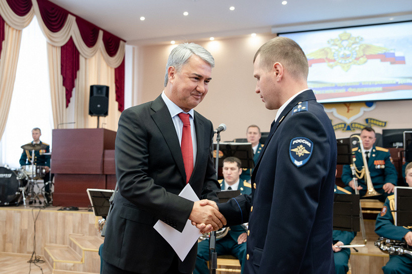 Рахим Азимов поздравил сотрудников и ветеранов МВД с профессиональным праздником