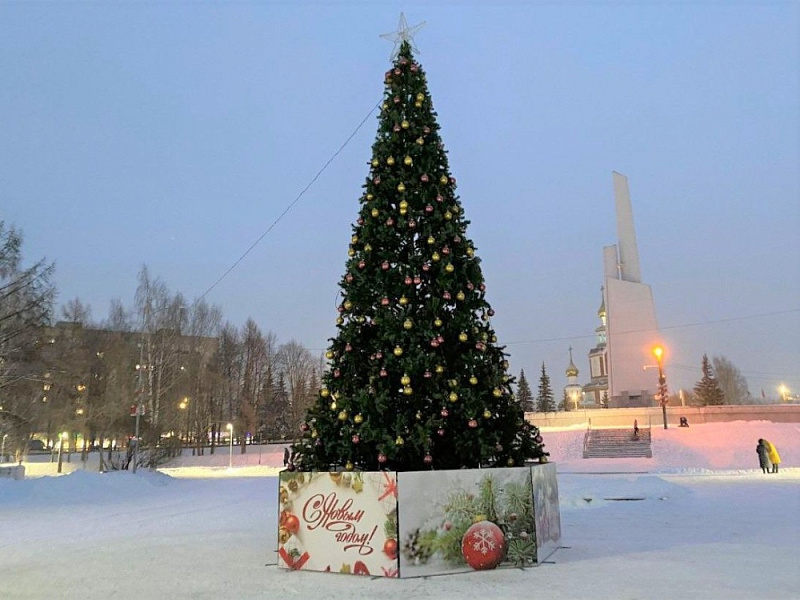 В Кирове начинают открывать городские елки