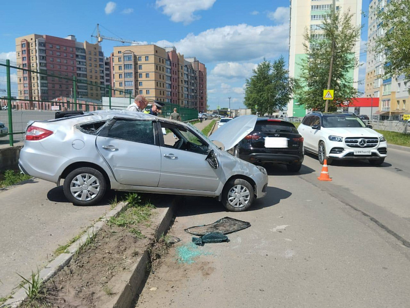 В Кирове на Жуковского опрокинулась «Гранта»