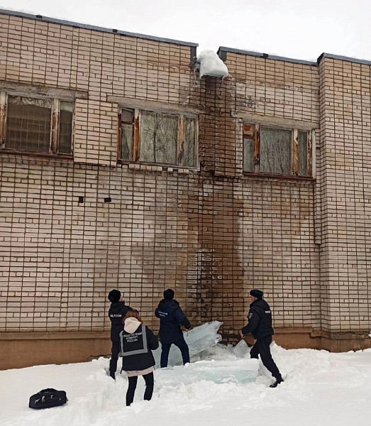 После падения глыбы льда на ребенка возбудили уголовное дело