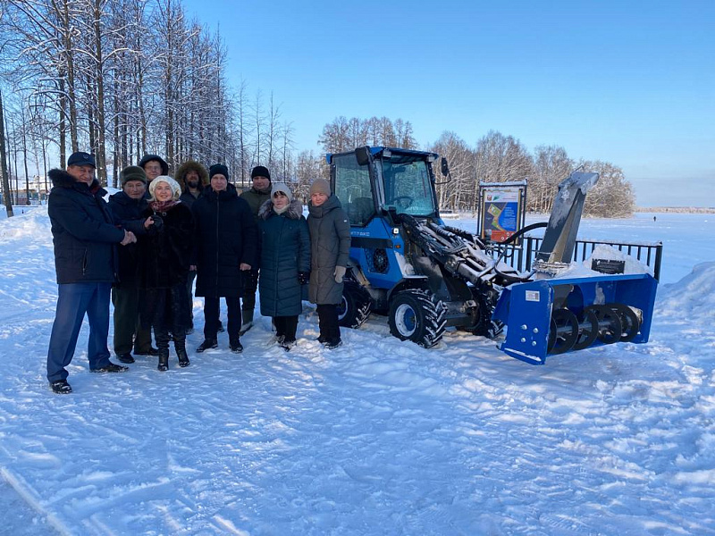 Рахим Азимов передал снегоуборочную технику Белохолуницкому району 