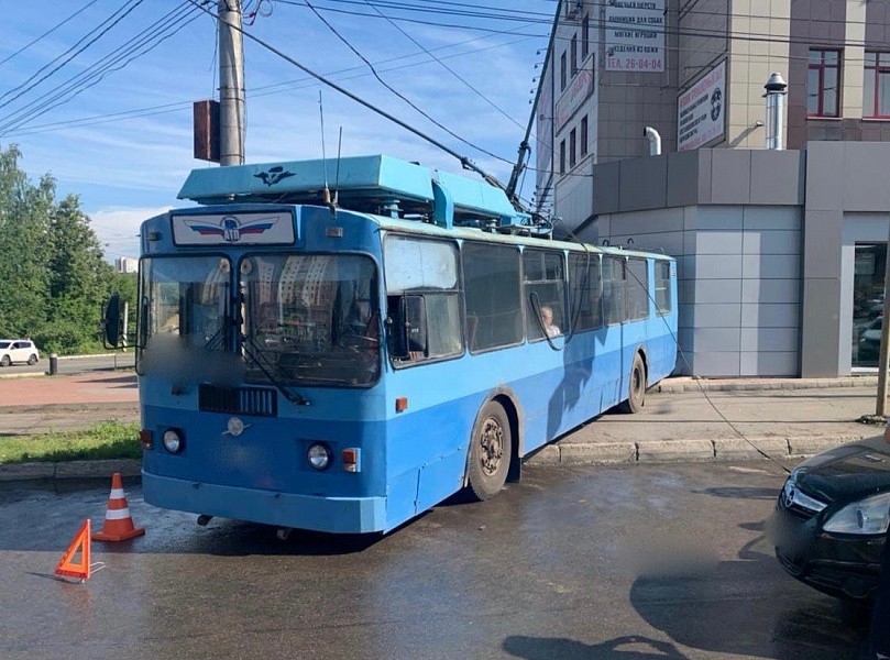В Кирове троллейбус врезался в здание «Данара»