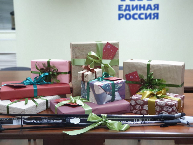 В рамках акции «Елка желаний» Рахим Азимов исполнил мечты 11 детей