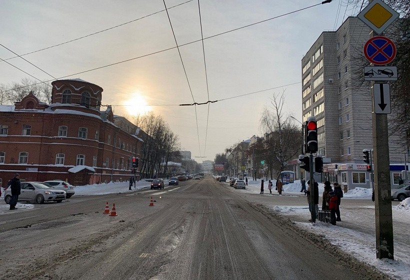 Водитель «Матиза» в Кирове проехал на красный и сбил пешехода