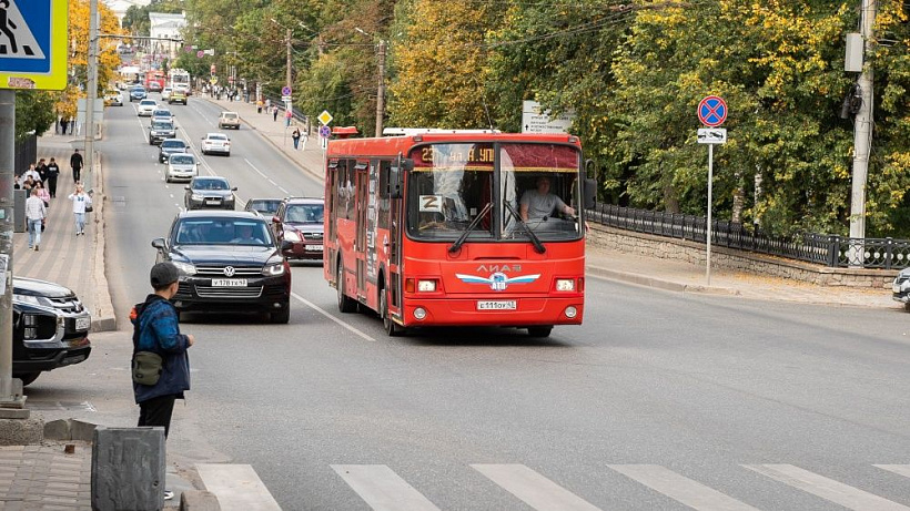 Выделенную полосу нужно делать на всем протяжении Октябрьского проспекта