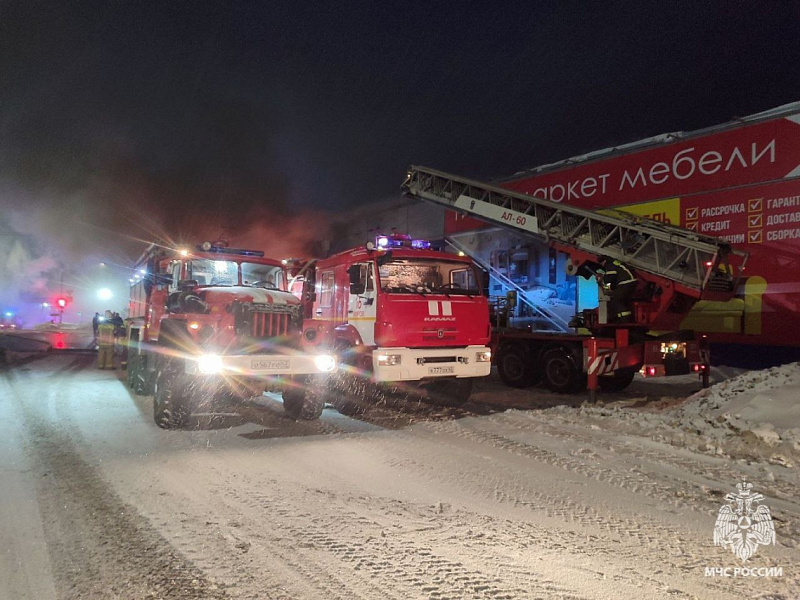 В Кирове ночью сгорел цех по производству мебели