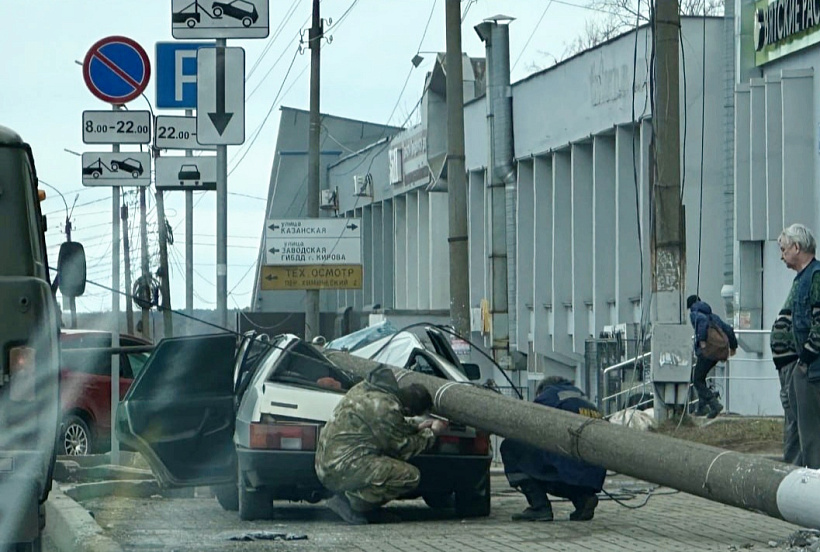 Столб размял машину в Кирове