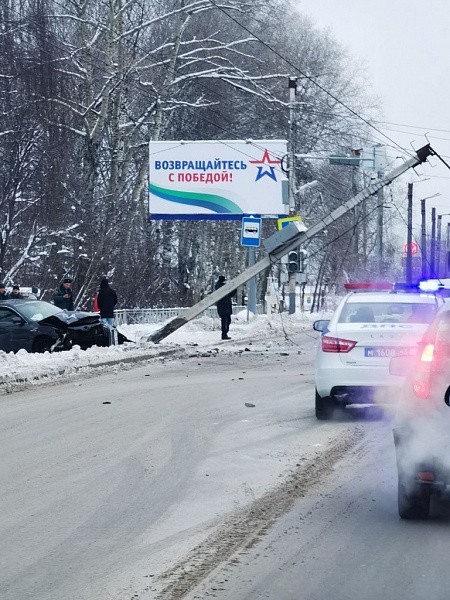 На Щорса автомобиль повредил столб с проводами 