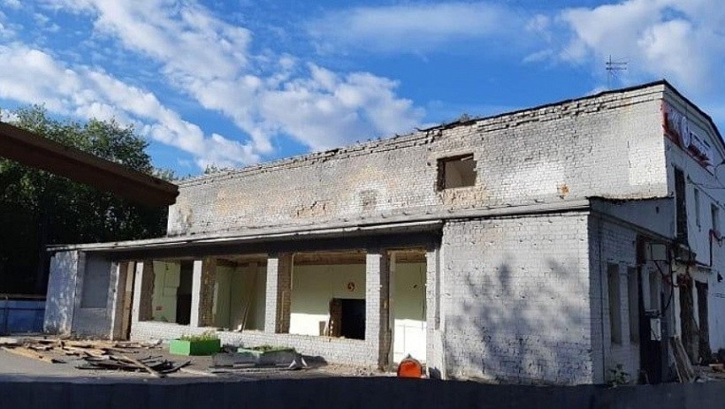 В Кирове сносят здание бывшего кинотеатра