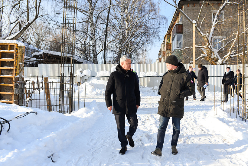 Рахим Азимов проверил ход строительства детского реабилитационного центра в Кирове 