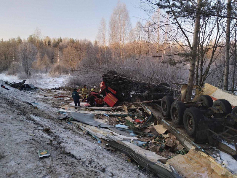 Три человека погибли при столкновении «легковушки» с грузовиком под Котельничем