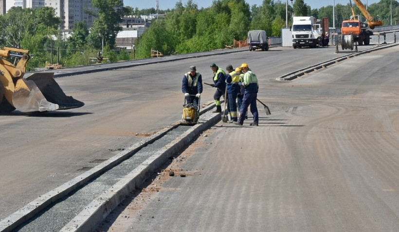 Путепровод в Чистые пруды начали асфальтировать