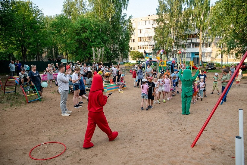 В микрорайоне КМДК при поддержке Рахима Азимова появилась детская площадка