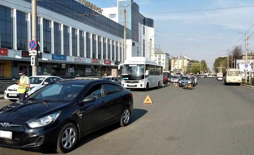 В Кирове у ЦУМа мотоциклист врезался в автобус