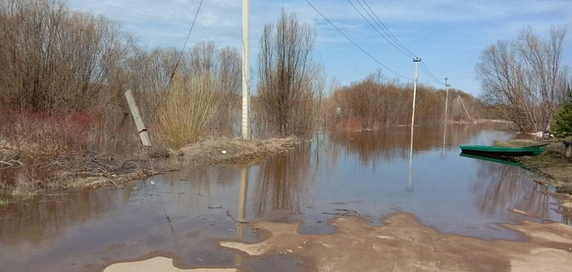 На нескольких дорогах в Кирове запретили проезд из-за разлива Вятки