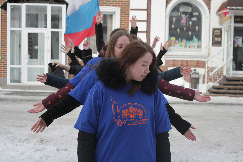 В честь годовщины присоединения Крыма в Кирове сделали 6-метровую открытку